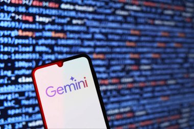 Prag, Çek Cumhuriyeti - 10 21 2024: Gemini logosunu gösteren akıllı telefon.