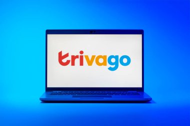 Prag, Çek Cumhuriyeti - 21 Ekim 2024: Yüzey arkaplanındaki modern laptop ekranı trivago logosunu gösteriyor