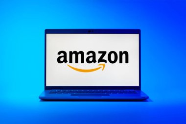 Prag, Çek Cumhuriyeti - 21 Ekim 2024: Amazon logosunu gösteren modern dizüstü bilgisayar ekranı