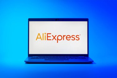 Prag, Çek Cumhuriyeti - 21 Ekim 2024: Aliexpress logosunu gösteren modern dizüstü bilgisayar ekranı