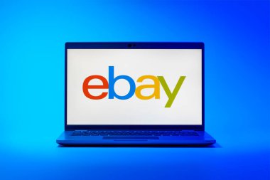 Prag, Çek Cumhuriyeti - 21 Ekim 2024: ebay logosunu gösteren modern dizüstü bilgisayar ekranı