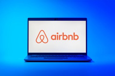 Prag, Çek Cumhuriyeti - 21 Ekim 2024: Yüzey arkaplanındaki modern laptop ekranı Airbnb logosunu gösteriyor
