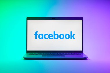 Prag, Çek Cumhuriyeti - 21 Ekim 2024: Facebook logosunu gösteren modern dizüstü bilgisayar ekranı