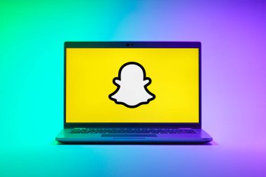 Prag, Çek Cumhuriyeti - 21 Ekim 2024: Snapchat logosunu gösteren modern dizüstü bilgisayar ekranı