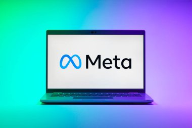 Prag, Çek Cumhuriyeti - 21 Ekim 2024: Meta logosunu gösteren modern dizüstü bilgisayar ekranı