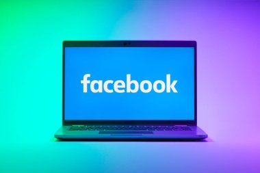 Prag, Çek Cumhuriyeti - 21 Ekim 2024: Facebook logosunu gösteren modern dizüstü bilgisayar ekranı