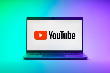 Prag, Çek Cumhuriyeti - 21 Ekim 2024: Youtube logosunu gösteren modern dizüstü bilgisayar ekranı
