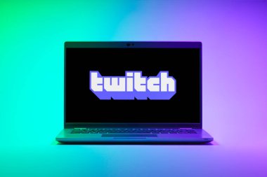 Prag, Çek Cumhuriyeti - 21 Ekim 2024: Yüzey arkaplanındaki modern laptop ekranı seğirme logosunu gösteriyor