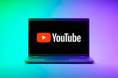 Prag, Çek Cumhuriyeti - 21 Ekim 2024: Youtube logosunu gösteren modern dizüstü bilgisayar ekranı