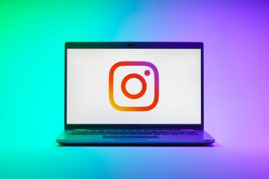 Prag, Çek Cumhuriyeti - 21 Ekim 2024: Instagram logosunu gösteren modern dizüstü bilgisayar ekranı