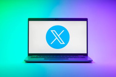 Prag, Çek Cumhuriyeti - 21 Ekim 2024: X logosunu gösteren modern dizüstü bilgisayar ekranı