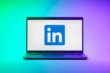 Prag, Çek Cumhuriyeti - 21 Ekim 2024: Bağlı logoyu gösteren modern dizüstü bilgisayar ekranı