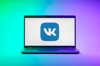 Prag, Çek Cumhuriyeti - 21 Ekim 2024: VK logosunu gösteren modern dizüstü bilgisayar ekranı