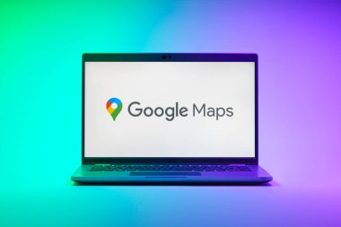 Prag, Çek Cumhuriyeti - 21 Ekim 2024: GoogleMaps logosunu gösteren modern laptop ekranı