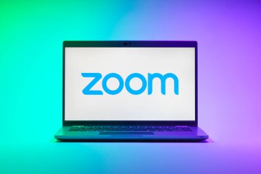 Prag, Çek Cumhuriyeti - 21 Ekim 2024: Zoom logosunu gösteren modern dizüstü bilgisayar ekranı