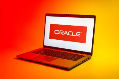 Prag, Çek Cumhuriyeti - 21 Ekim 2024: Kahin logosunu gösteren modern laptop ekranı