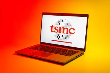 Prag, Çek Cumhuriyeti - 21 Ekim 2024: TSMC logosunu gösteren modern dizüstü bilgisayar