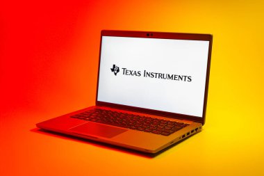 Prag, Çek Cumhuriyeti - 21 Ekim 2024: Teksaslı aletlerin logosunu gösteren modern dizüstü bilgisayar ekranı