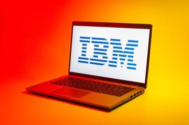 Prag, Çek Cumhuriyeti - 21 Ekim 2024: IBM logosunu gösteren modern dizüstü bilgisayar ekranı