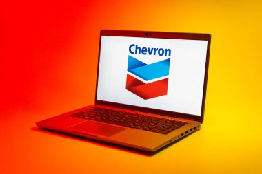 Prag, Çek Cumhuriyeti - 21 Ekim 2024: Şevron logosunu gösteren modern dizüstü bilgisayar ekranı