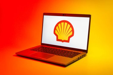 Prag, Çek Cumhuriyeti - 21 Ekim 2024: Kabuk logosunu gösteren modern dizüstü bilgisayar ekranı