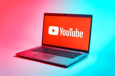 Prag, Çek Cumhuriyeti - 21 Ekim 2024: Youtube logosunu gösteren modern dizüstü bilgisayar ekranı