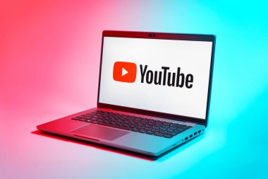 Prag, Çek Cumhuriyeti - 21 Ekim 2024: Youtube logosunu gösteren modern dizüstü bilgisayar ekranı