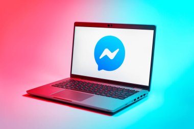 Prag, Çek Cumhuriyeti - 21 Ekim 2024: Kurye logosunu gösteren modern laptop ekranı