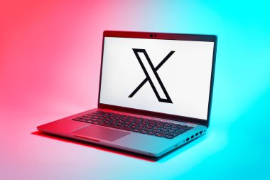 Prag, Çek Cumhuriyeti - 21 Ekim 2024: X logosunu gösteren modern dizüstü bilgisayar ekranı