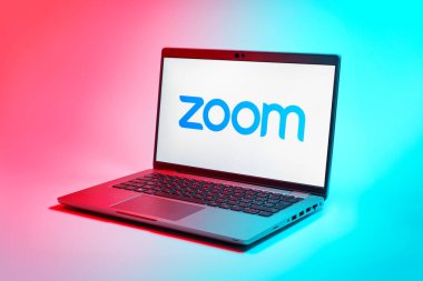 Prag, Çek Cumhuriyeti - 21 Ekim 2024: Zoom logosunu gösteren modern dizüstü bilgisayar ekranı
