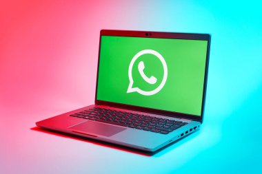 Prag, Çek Cumhuriyeti - 21 Ekim 2024: Yüzey arkaplanındaki modern laptop ekranı Whatsapp logosunu gösteriyor