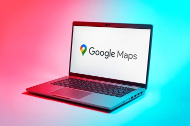Prag, Çek Cumhuriyeti - 21 Ekim 2024: Google Maps logosunu gösteren modern dizüstü bilgisayar ekranı