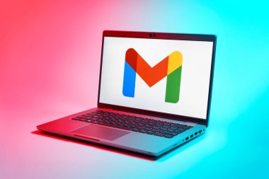 Prag, Çek Cumhuriyeti - 21 Ekim 2024: Gmail logosunu gösteren modern dizüstü bilgisayar ekranı