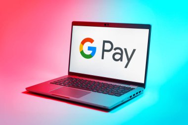 Prag, Çek Cumhuriyeti - 21 Ekim 2024: Google Pay logosunu gösteren modern dizüstü bilgisayar ekranı