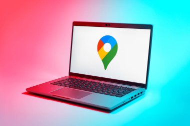 Prag, Çek Cumhuriyeti - 21 Ekim 2024: Google Maps logosunu gösteren modern dizüstü bilgisayar ekranı