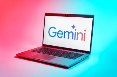 Prag, Çek Cumhuriyeti - 21 Ekim 2024: Gemini logosunu gösteren modern dizüstü bilgisayar ekranı