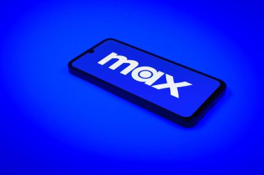 Prag, Çek Cumhuriyeti - 10 21 2024: Maksimum logoyu gösteren akıllı telefon.