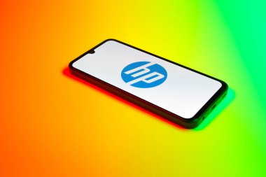 Prag, Çek Cumhuriyeti - 21 Ekim 2024: Yüzeyde HP logosu gösteren modern akıllı telefon aygıtı.