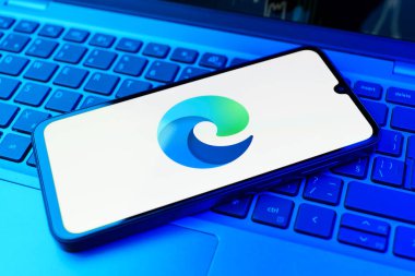 Prag, Çek Cumhuriyeti - 21 Ekim 2024: Microsoft Edge logosunu gösteren modern akıllı telefon aygıtı.