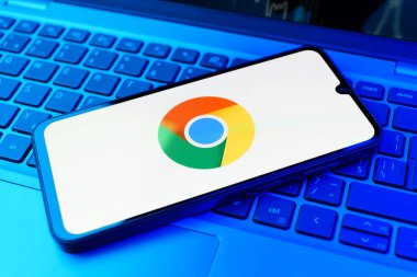 Prag, Çek Cumhuriyeti - 21 Ekim 2024: Google Chrome logosunu gösteren dizüstü bilgisayardaki modern akıllı telefon aygıtı.
