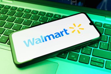 Prag, Çek Cumhuriyeti - 10 21 2024: Walmart logosunu gösteren akıllı telefon.