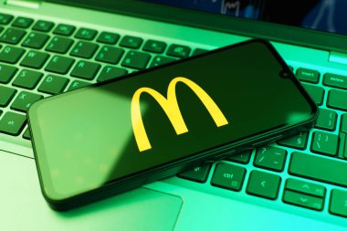 Prag, Çek Cumhuriyeti - 10 21 2024: Yüzeyde McDonalds logosunu gösteren akıllı telefon.