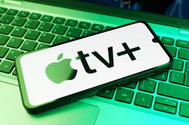 Prag, Çek Cumhuriyeti - 10 21 2024: Apple TV + logosunu gösteren akıllı telefon.