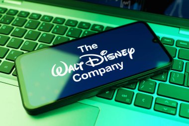 Prag, Çek Cumhuriyeti - 10 21 2024: Walt Disney logosunu gösteren akıllı telefon.