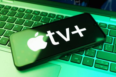 Prag, Çek Cumhuriyeti - 10 21 2024: Apple TV + logosunu gösteren akıllı telefon.
