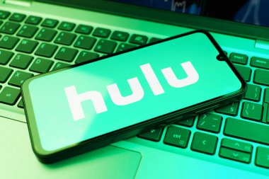 Prag, Çek Cumhuriyeti - 10 21 2024: Yüzeyde Hulu logosunu gösteren akıllı telefon.
