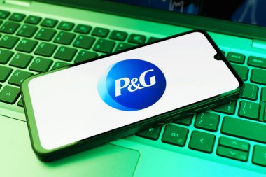 Prag, Çek Cumhuriyeti - 21 Ekim 2024: Dizüstü bilgisayardaki modern akıllı telefon aygıtı P & G logosunu gösteriyor.