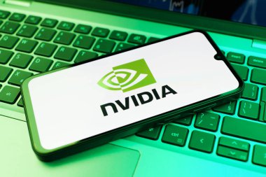 Prag, Çek Cumhuriyeti - 21 Ekim 2024: Bilgisayar klavyesindeki modern akıllı telefon aygıtı Nvidia logosunu gösteriyor.