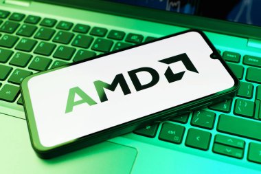 Prag, Çek Cumhuriyeti - 21 Ekim 2024: Bilgisayarın klavye arka planında AMD logosu gösteren modern akıllı telefon aygıtı.