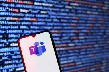 Prag, Çek Cumhuriyeti - 723 2024: Microsoft Takım logosunu gösteren akıllı telefon.